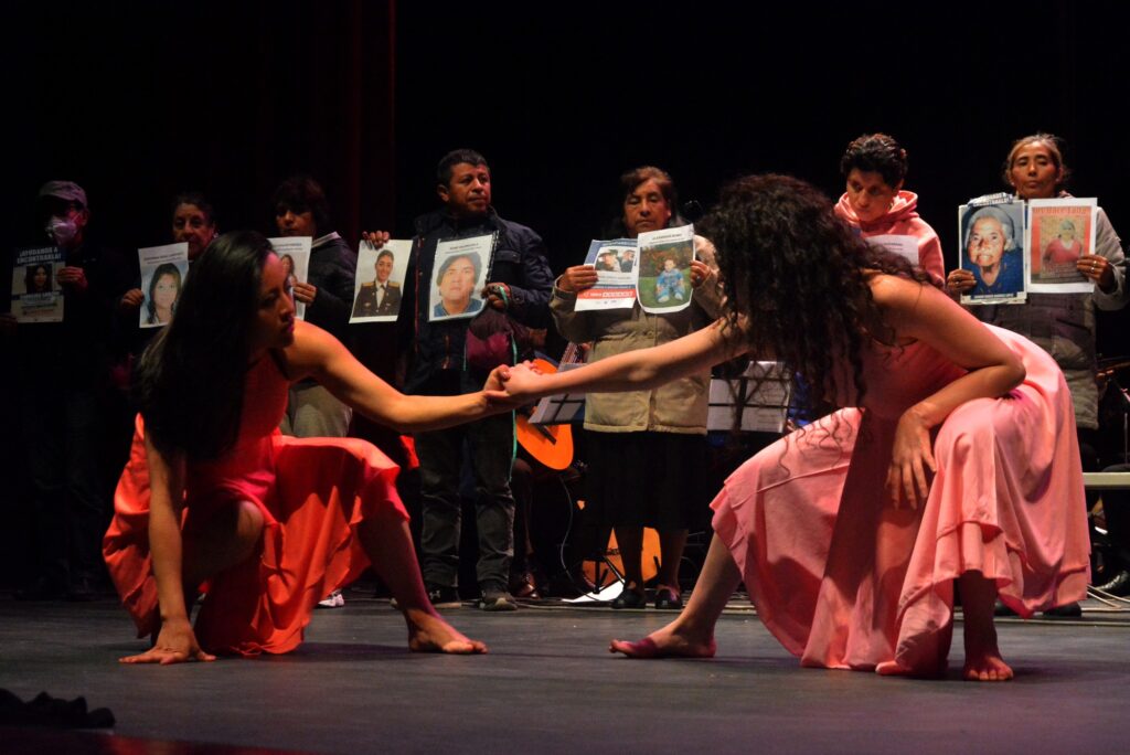 Segmento "Desaparecidos" Bailarinas: Rocio Juca y Shirley Vera